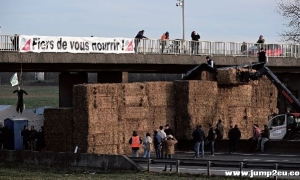施压政府 法国农民包围巴黎